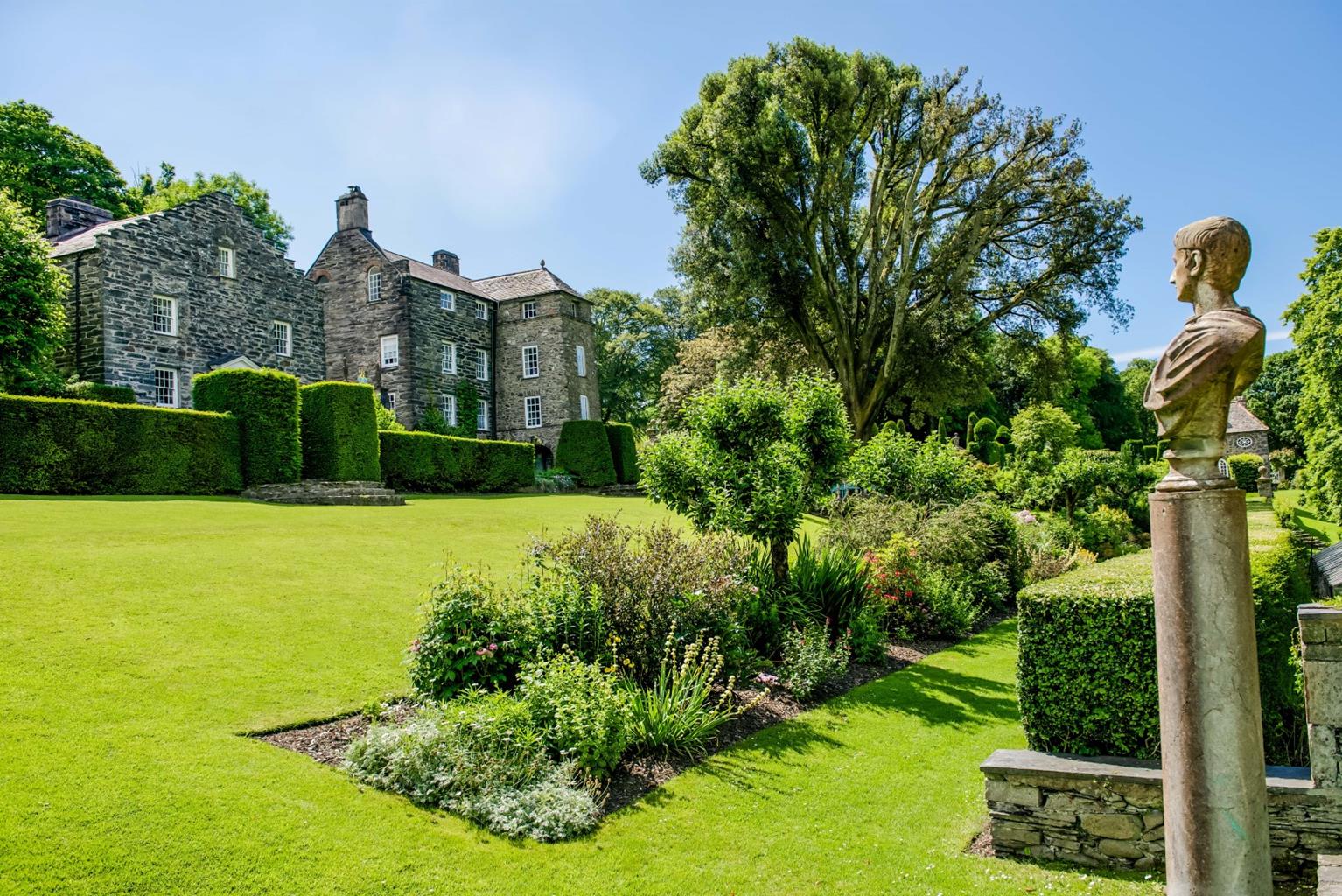 Plas Brondanw Gardens