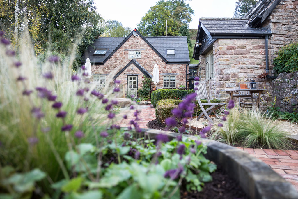 Tudor Farmhouse Hotel & Restaurant